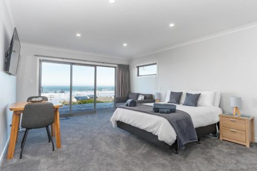 Kaka Point Views Apartment 2 — 4-Star Luxury Hotel in None, New Zealand