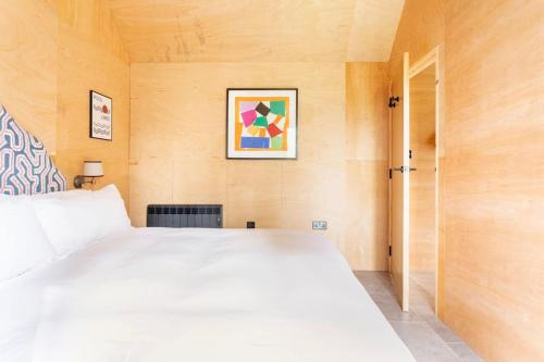 Cabin with a spectacular outlook — 4-Star Luxury Hotel in Dorchester, United Kingdom