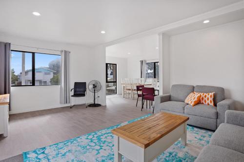 A Wave From It All Waihi Beach Holiday Home — 4-Star Luxury Hotel in Waihi Beach, New Zealand
