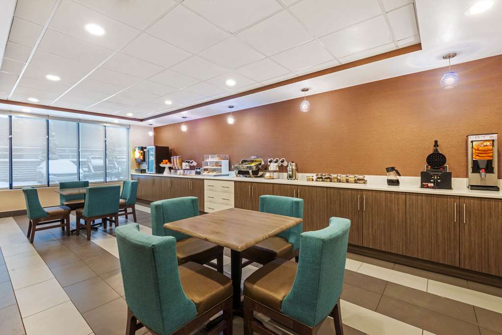 La Quinta Inn & Suites by Wyndham Jamestown - photo 26