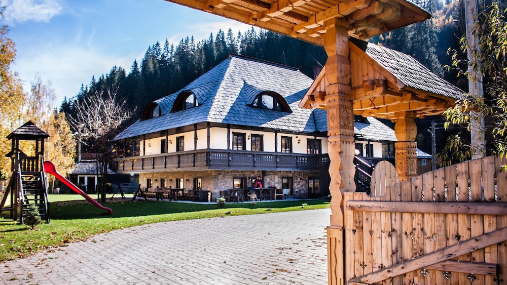 Pensiunea La Moară — 4-Star Luxury Hotel in Fundu Moldovei, Romania