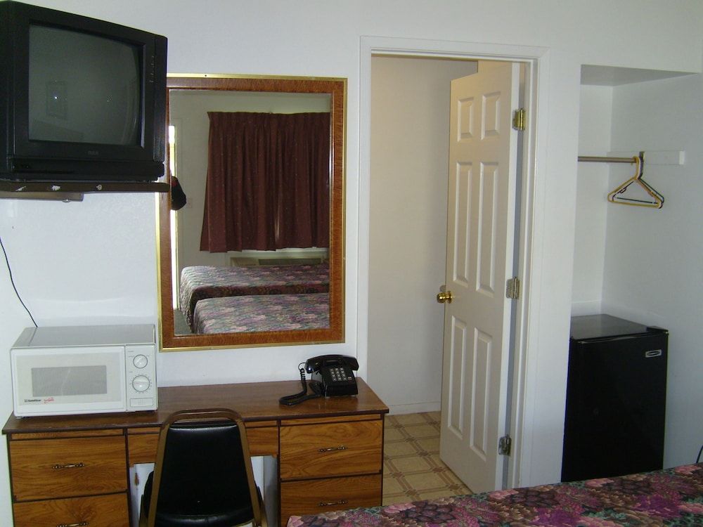 Cascade City Center Motel - photo 16