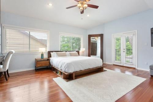 Family 3BR 2BA 1810SQFT Bright Spacious Home with Private Yard in Zilker — 4-Star Luxury Hotel in Austin, United States