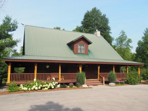 Weatherwood Gorgeous Luxury Cabin with Spa — 4-Star Luxury Hotel in Thompsonville, United States