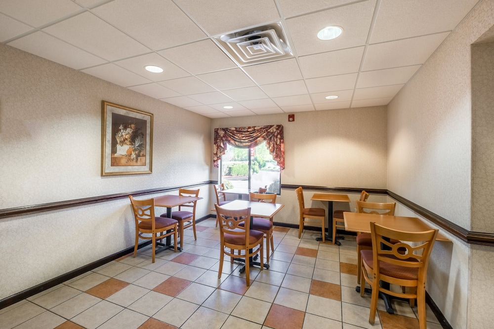 Red Roof Inn Hendersonville - photo 19