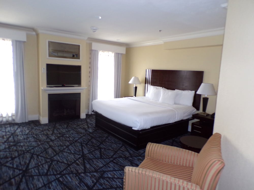 Niagara Crossing Hotel & Spa - photo 10