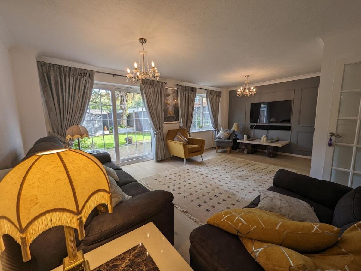 Spacious 4 Bed Gem Near East Croydon Station — hotel in Croydon