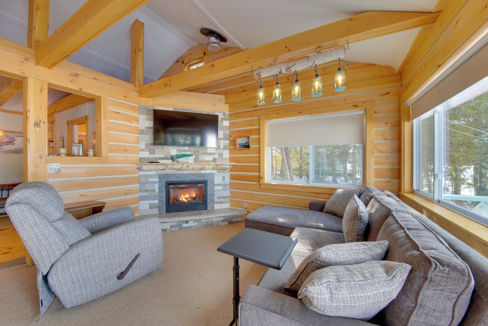 Palmyra Cottage W Deck On Whites Pond 17969687 — Palmyra
