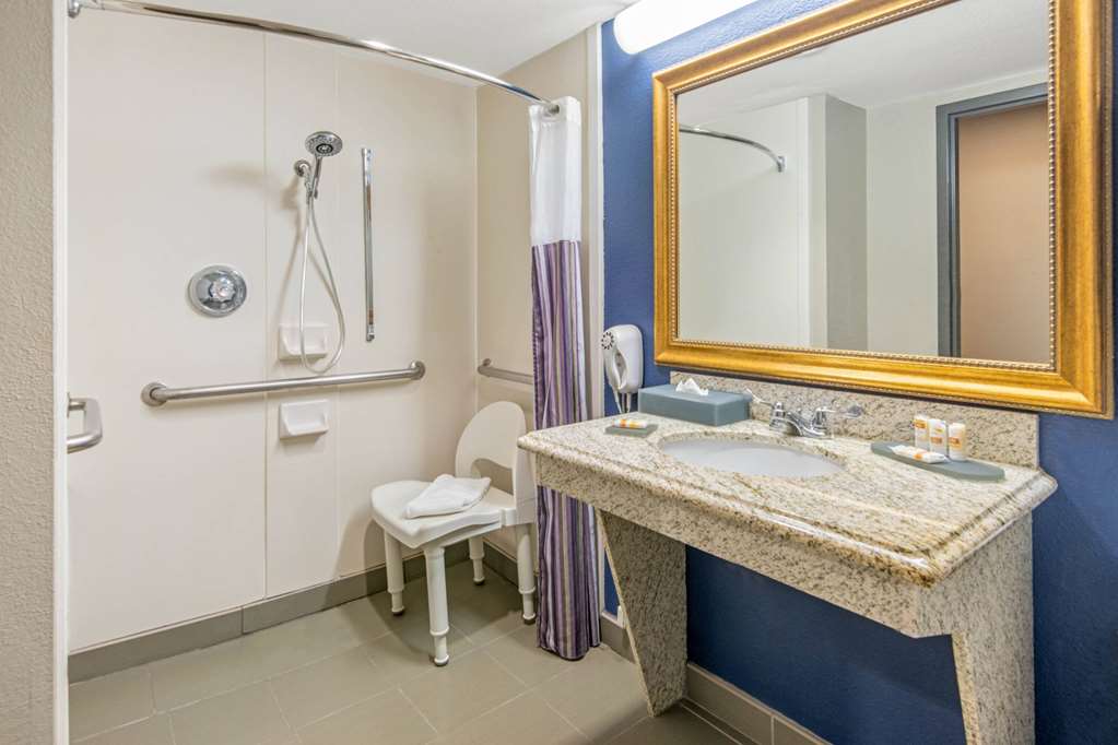 La Quinta Inn & Suites by Wyndham Denison N. Lake Texoma - photo 20