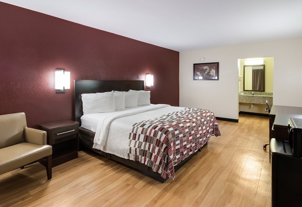 Red Roof Inn & Suites Commerce Athens - photo 18