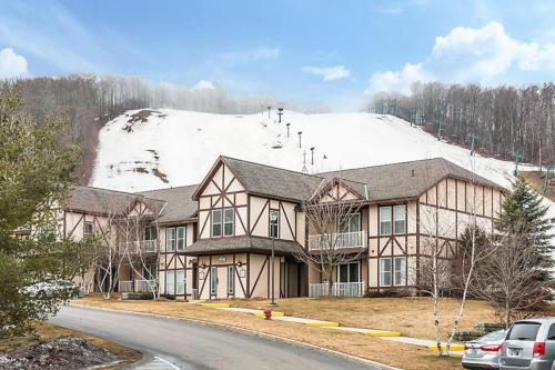 Enjoy the family for ski adventures in 2BD condo with resort amenities — hotel in Boyne City