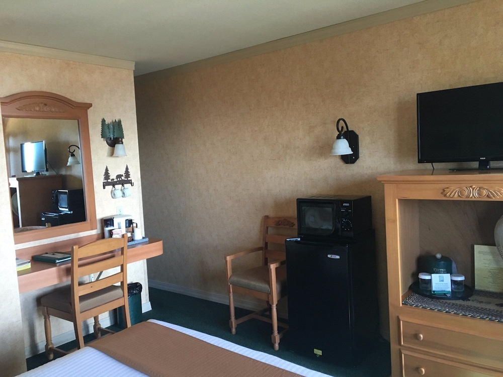 Pepper Tree Inn - photo 14