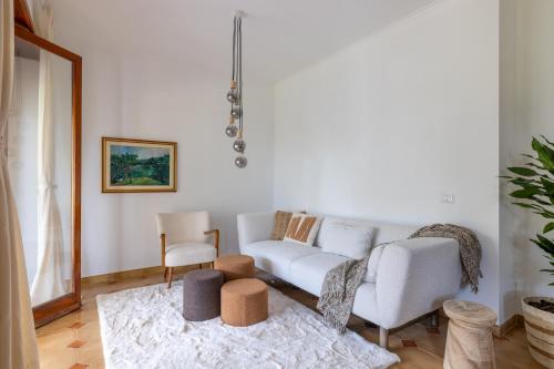 Spaziosa Villa Con Piscina Bbq E Campi Da Tennis — 4-Star Luxury Hotel in Casal Palocco, Italy