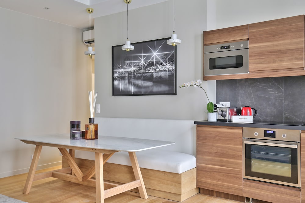 70 Authentic Parisian Flat - carbon neutral hotel in Paris