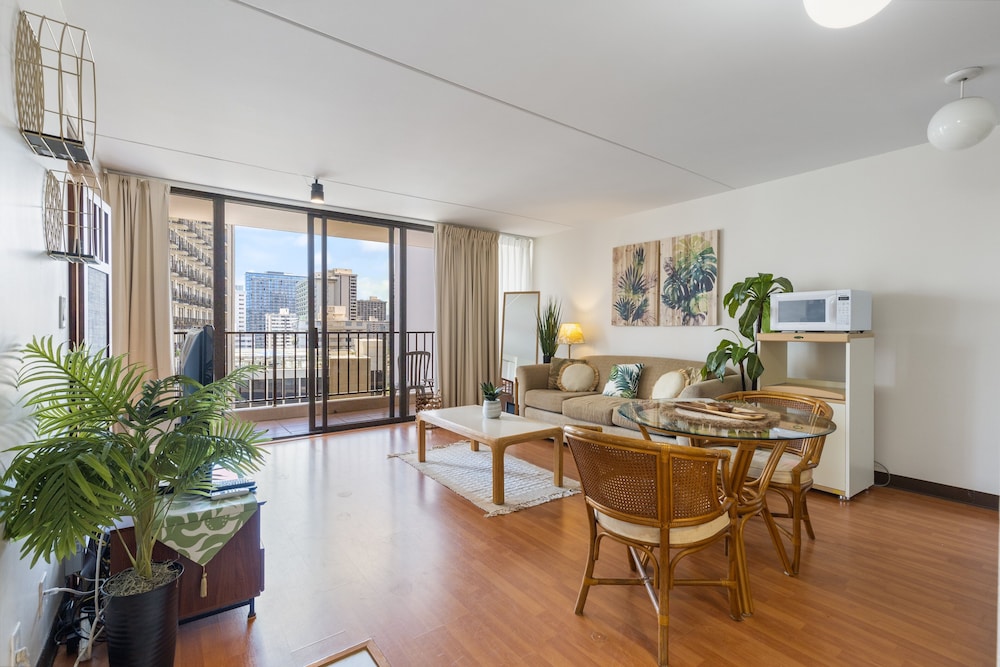 Spacious and Comfortable Ocean View Waikiki Banyan Condo FREE Parking by Koko Resort Vacation Rentals - photo 16