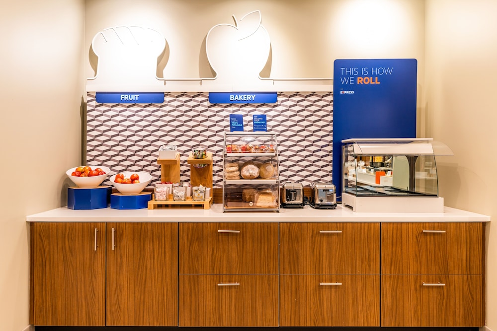 Holiday Inn Express & Suites Charlottesville by IHG - photo 94
