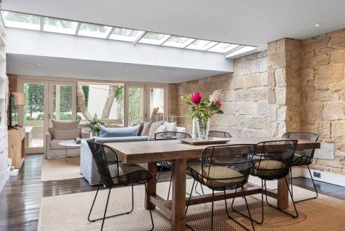 Elegant Paddington Sandstone Cottage with Parking — 4-Star Luxury Hotel in Sydney, Australia