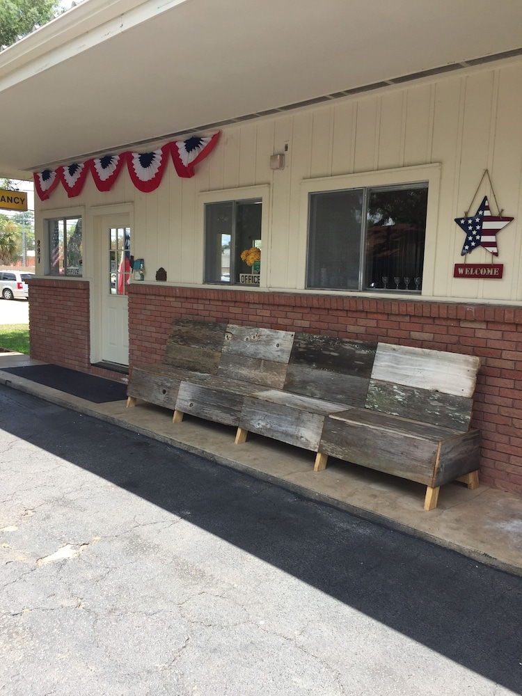 The Oak Motel - photo 26