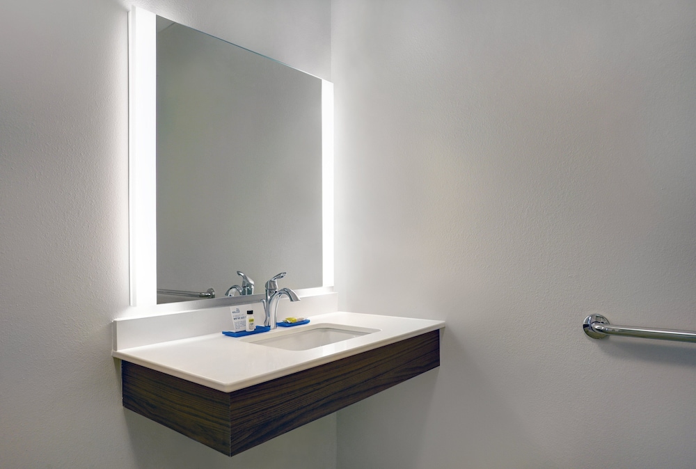 Holiday Inn Express & Suites Lenexa Overland Park Area by IHG - photo 9