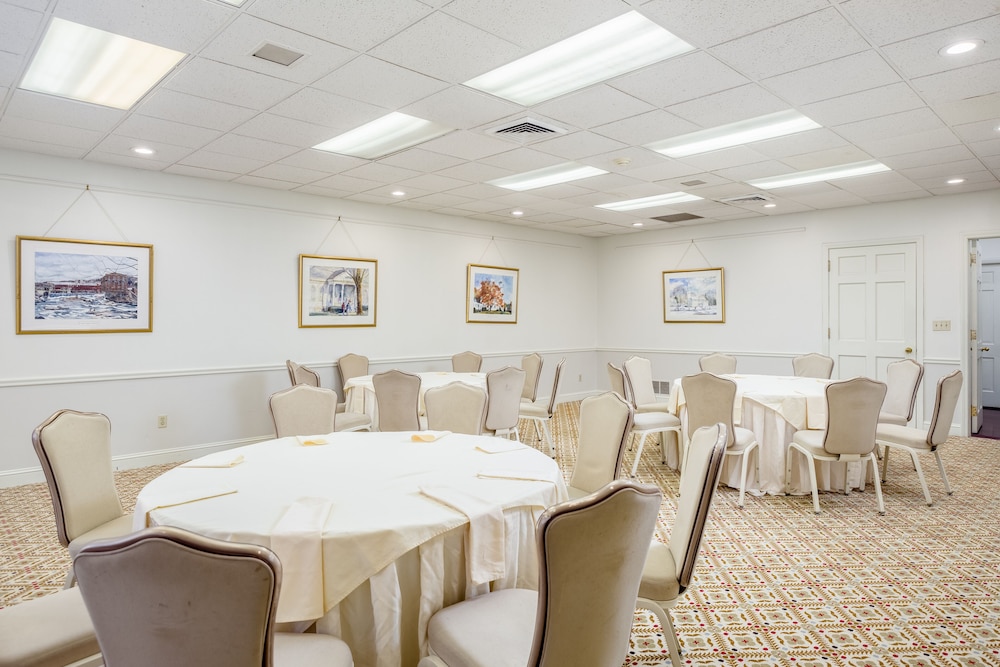 The Farmington Inn & Suites - photo 38