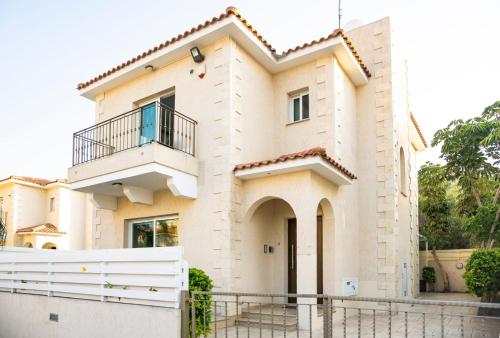 Villa Alba Luxury 4 BDRM Villa with Heated Pool — 4-Star Luxury Hotel in Protaras, Cyprus