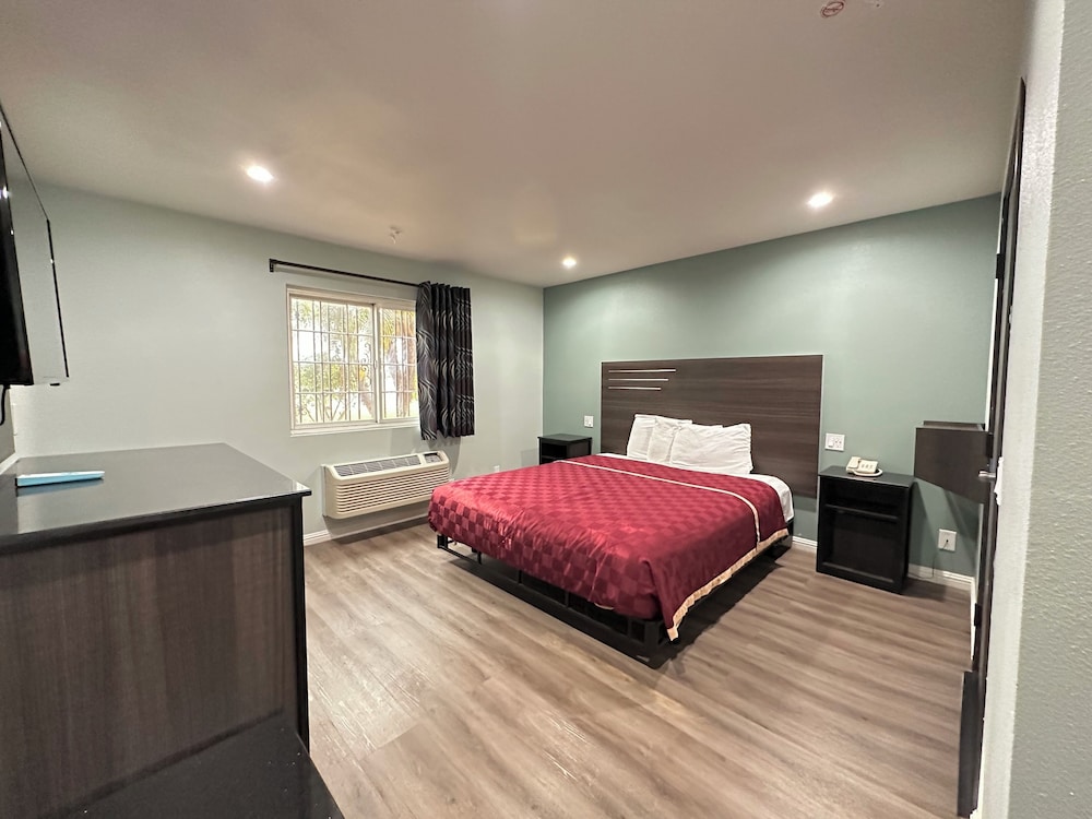 Express Inn & Suites - photo 5