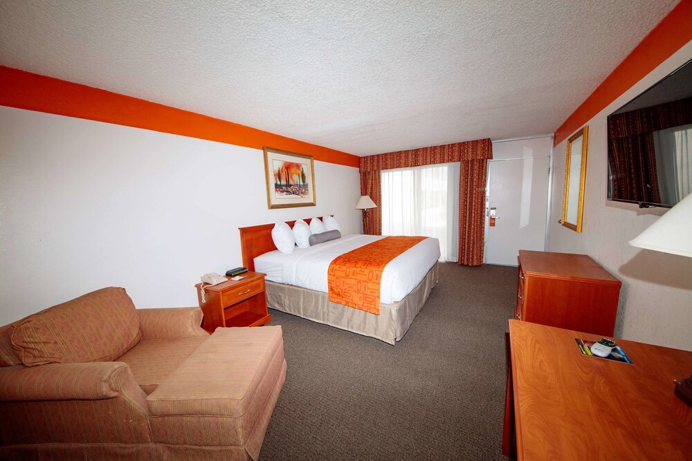 Howard Johnson by Wyndham Gallup - photo 7