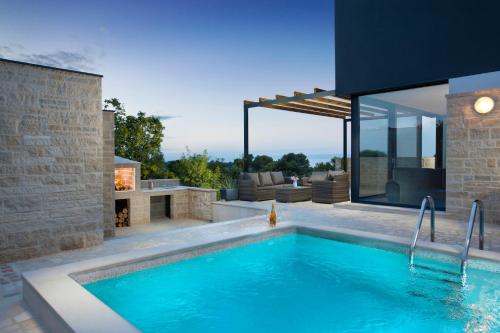 Deneris App with Private Pool — 4-Star Luxury Hotel in Liznjan, Croatia