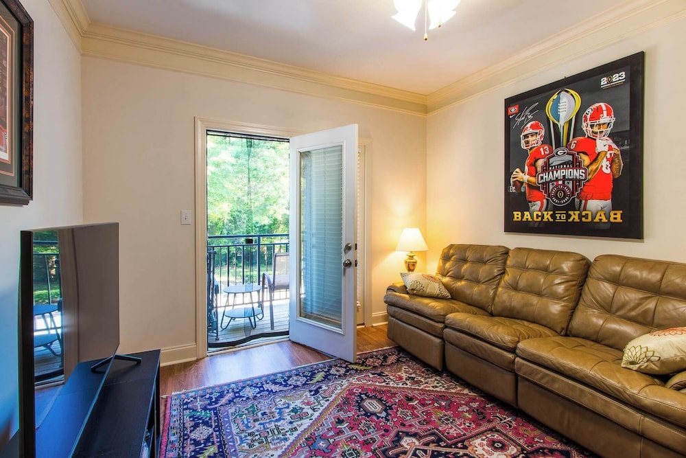 Low Country Dawg House Stunning Walking Trails — 4-Star Luxury Hotel in Athens, United States