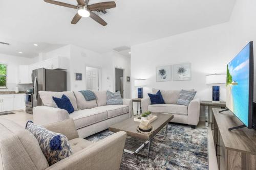 Sea Glass Retreat. Beach Wine Dine Relax Repeat in Naples, United States