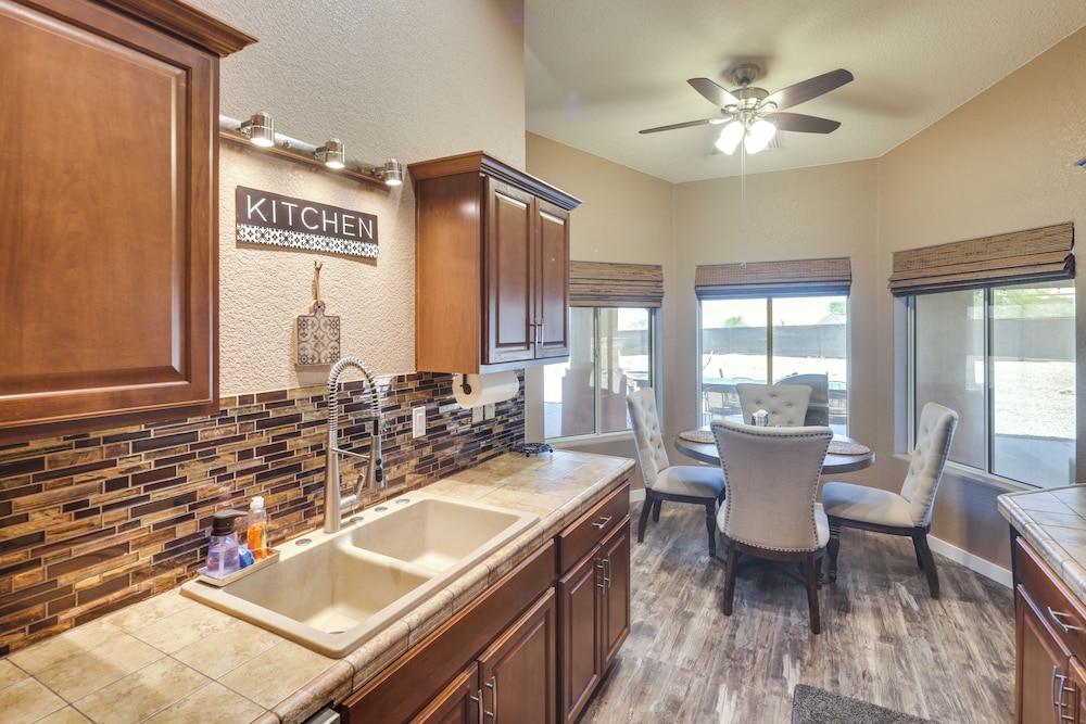 Bullhead City Oasis with Fire Pit And Mtn View — hotel in Bridgehampton