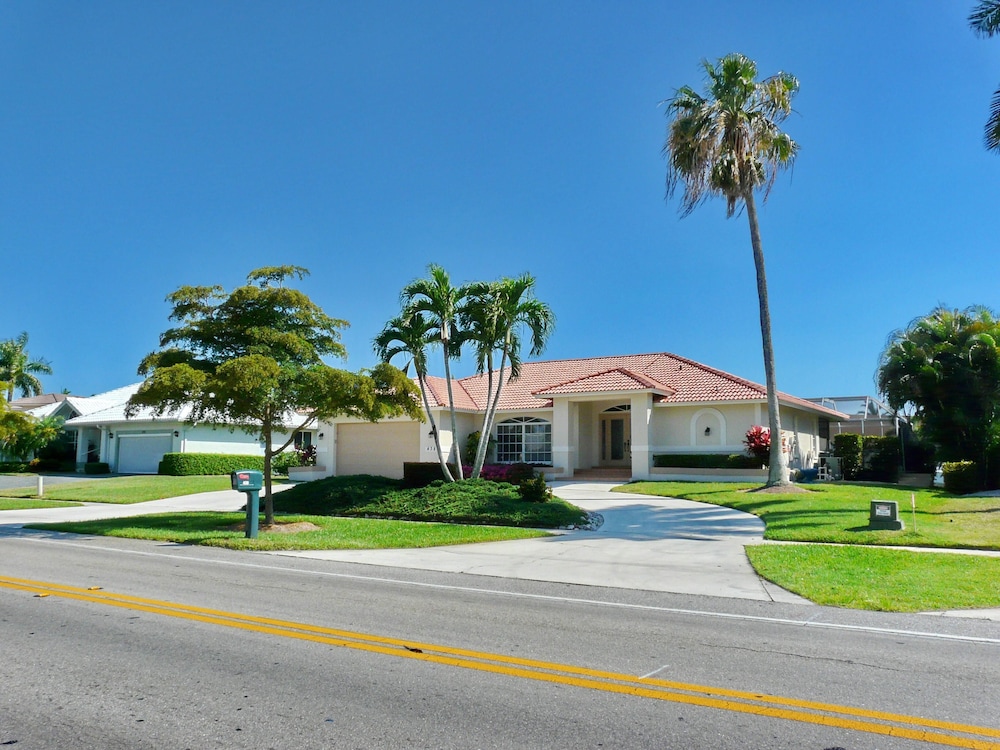 438 North Barfield Drive — 4-Star Luxury Hotel in Marco Island, United States