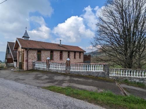 Ancienne chapelle aménagée en gîte indépendant avec terrasse et cheminée FR 1 589 463