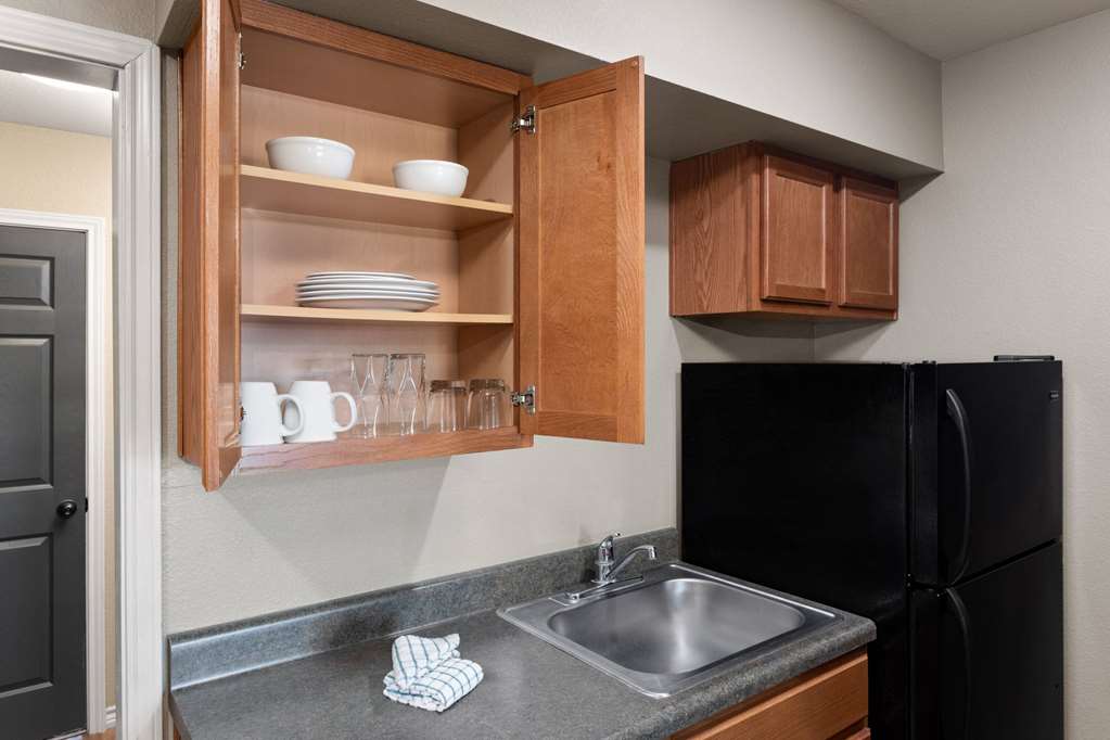 Eagle's Den Suites Kenedy a Travelodge by Wyndham - photo 6