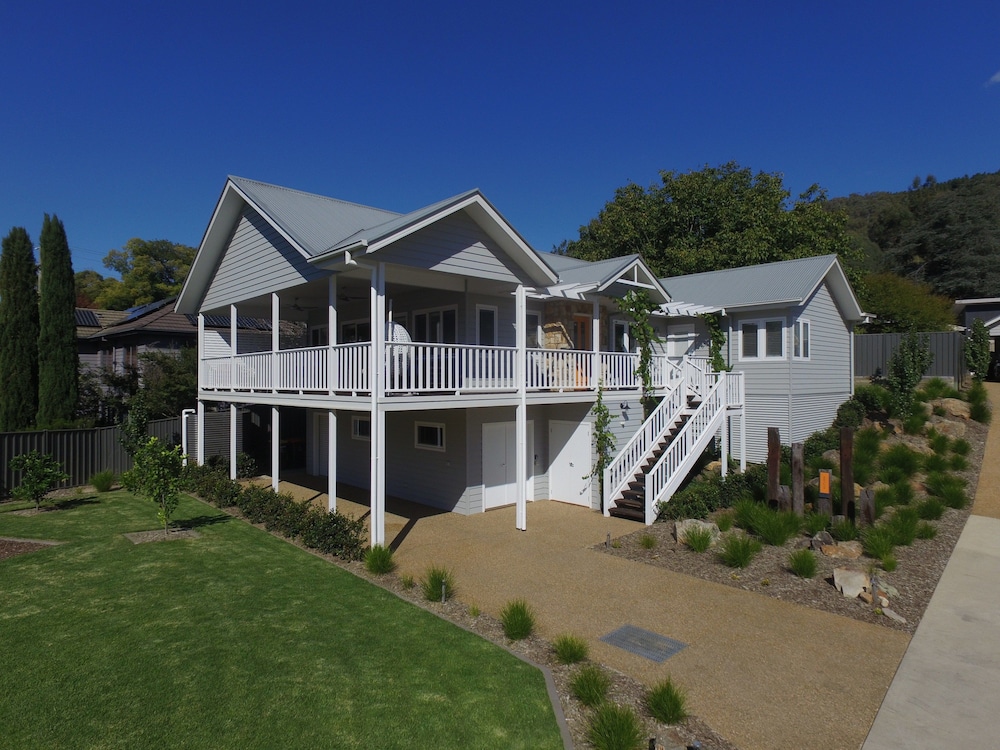Autumn Home Our Place at Bright — 4-Star Luxury Hotel in Bright, Australia
