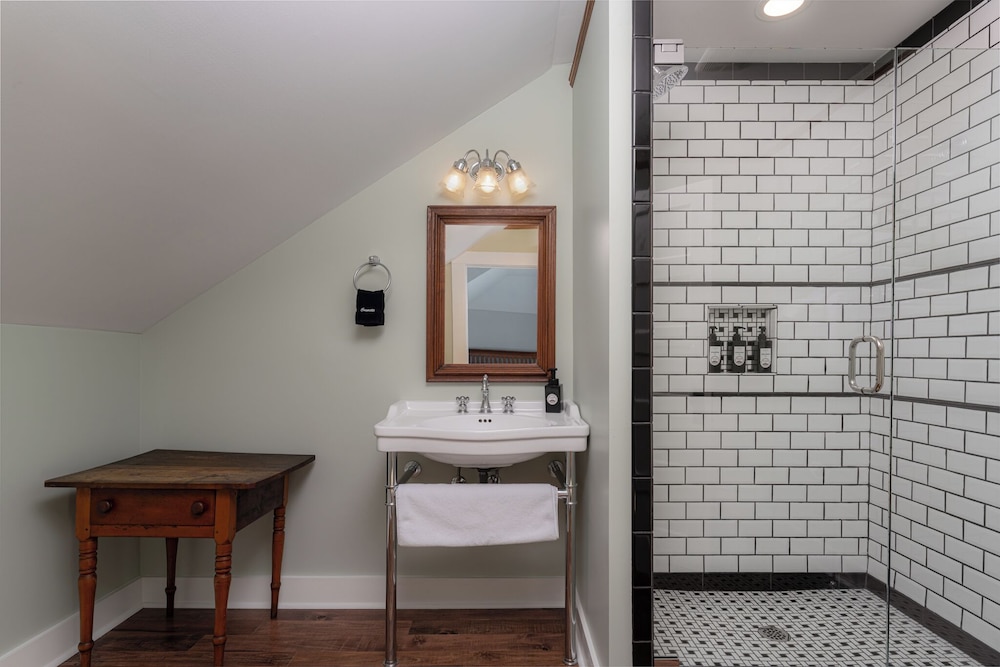 The NuWray Hotel & Carriage House - photo 71