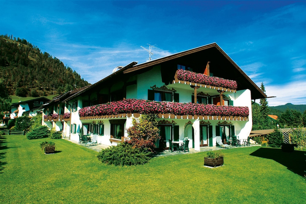 Appartementhaus Alpenrose — 4-Star Luxury Hotel in Wallgau, Germany