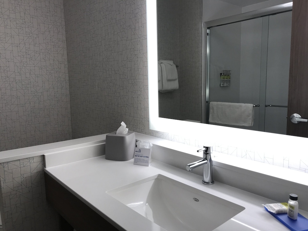 Holiday Inn Express & Suites Phoenix Airport North by IHG - photo 85