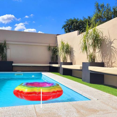 Casa Roque Funes ubicado en Cerro de las Rosas Córdoba Ofrece Asador Pileta Cercanias Estadio Kempes aeropuerto Ambrosio Taravella Orfeo Superdomo Sanatorio Allende Casa con 2 departamentos individuales y áreas comunes — 4-Star Luxury Hotel in Cordoba, Argentina