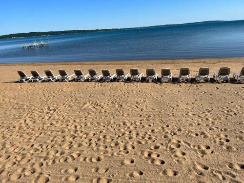 First Class Suite on East Grand Traverse Bay — 4-Star Luxury Hotel in Traverse City, United States