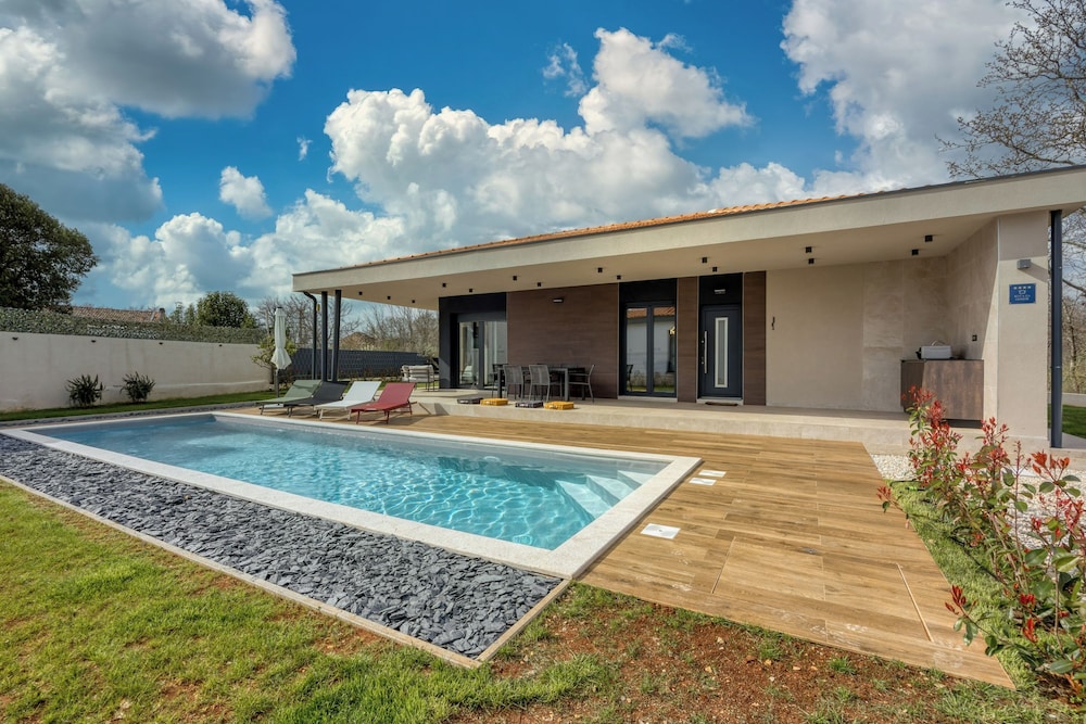 Villa Gigi — 4-Star Luxury Hotel in Visignano, Croatia