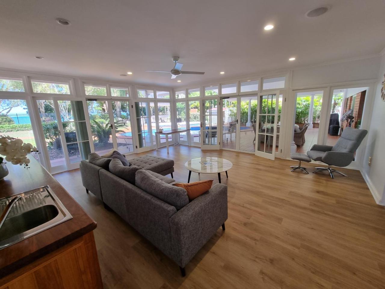 Willow Garden Stays Cairns Beachfront 4 Bedroom Luxury Holiday Home — 4-Star Luxury Hotel in Kewarra Beach, Australia