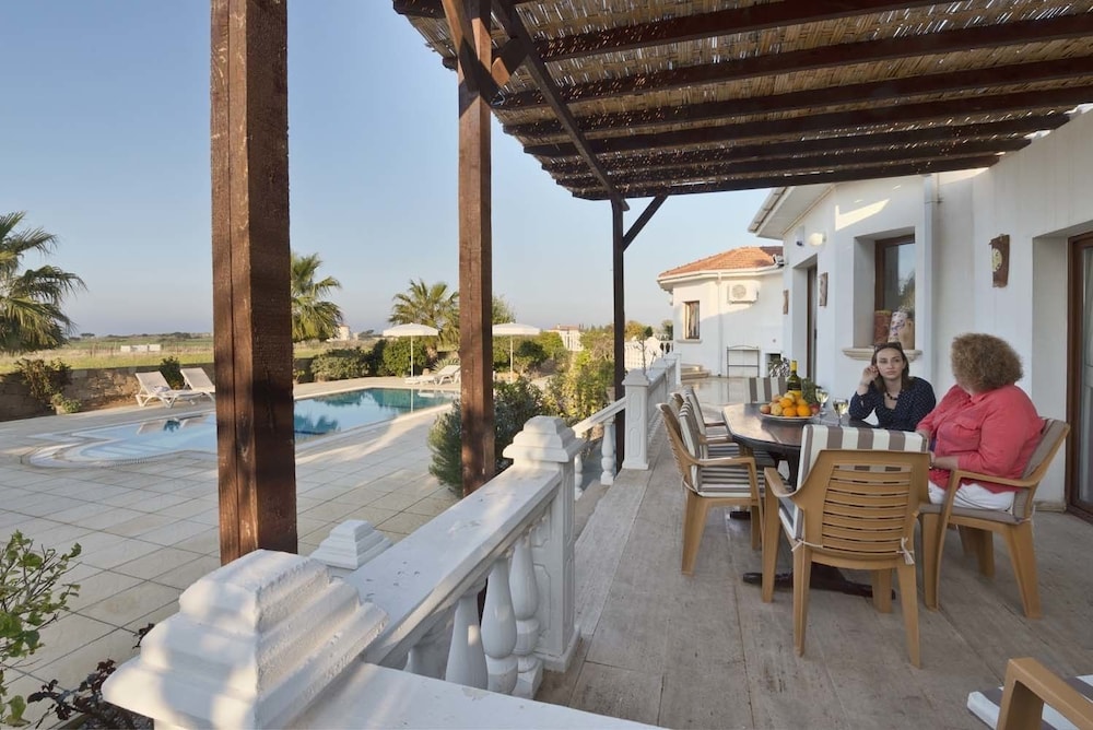 Bungalow Blue Waters by Amy Villas — 4-Star Luxury Hotel in Kyrenia, Cyprus