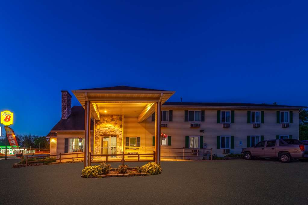 Super 8 by Wyndham Berlin WI - featured photo