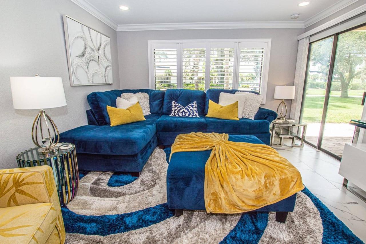 Newly Listed 20 Percent Off Golf and Tennis Community Lavish Living — hotel in Wesley Chapel