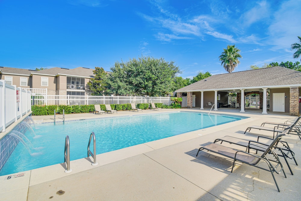 3 Mi To Owa Modern Condo W Resort Pool — Foley