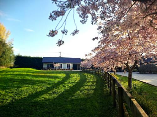 Rural Eco Escape in Hamilton Getaway with EV — 4-Star Luxury Hotel in Hamilton, New Zealand