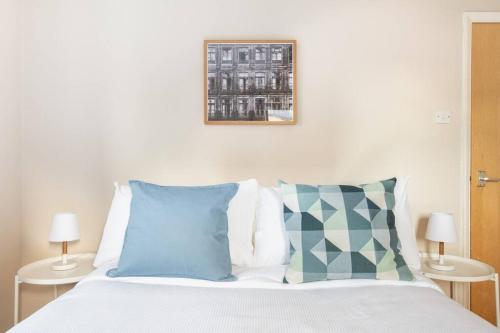Wapping Tobacco Docks Modern Flat — 4-Star Luxury Hotel in London, United Kingdom