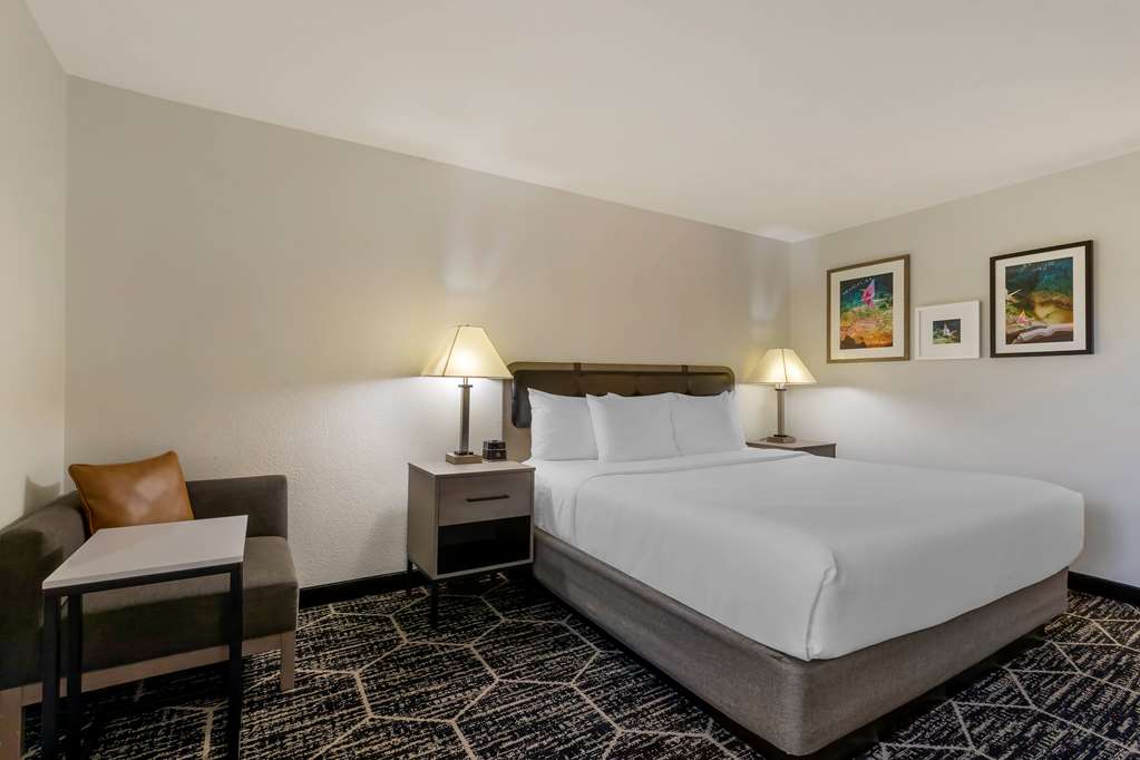 La Quinta Inn & Suites by Wyndham Des Moines West Clive - photo 53