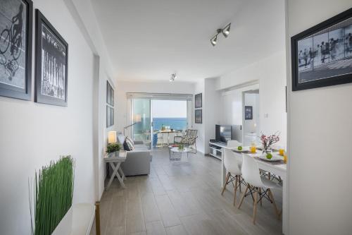 Mackenzie Zoe Seafront Suite